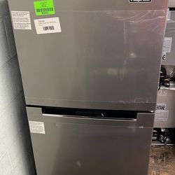 NEW Magic Chef HMDR1000ST 10.1 cu. ft. Top Freezer Refrigerator