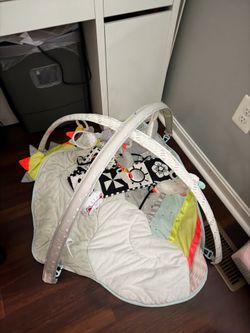 Skip and hop tummy time mat