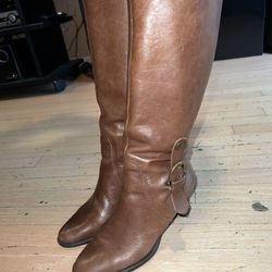 Made in Italy Vintage Leather Boots Size 6! Fits Skinny Legs! Very Cute with Buckle