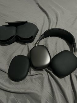 Apple AirPods Max Space Gray – Barely Used – Protective Case Included