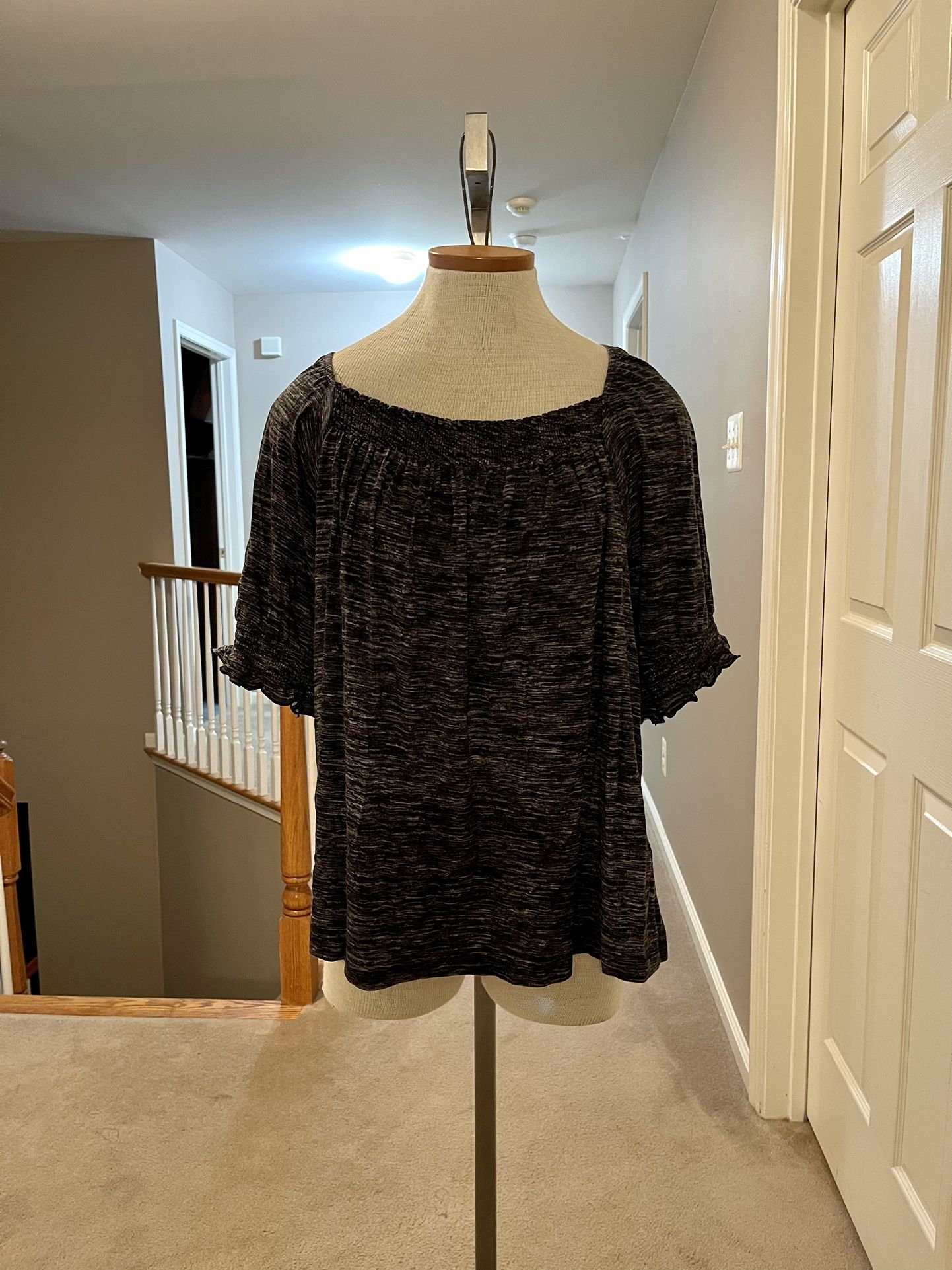Lularoe Size 2XL Nearly New Top - no flaws or defects noted. Elastic at sleeves and neckline.