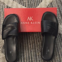 WOMENS ANNE KLEIN SANDALS IN A BLACK LEATHER SIZE 8. GENTLY USED IN GOOD CONDITION 