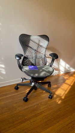HERMAN MILLER (Mirra Chair)