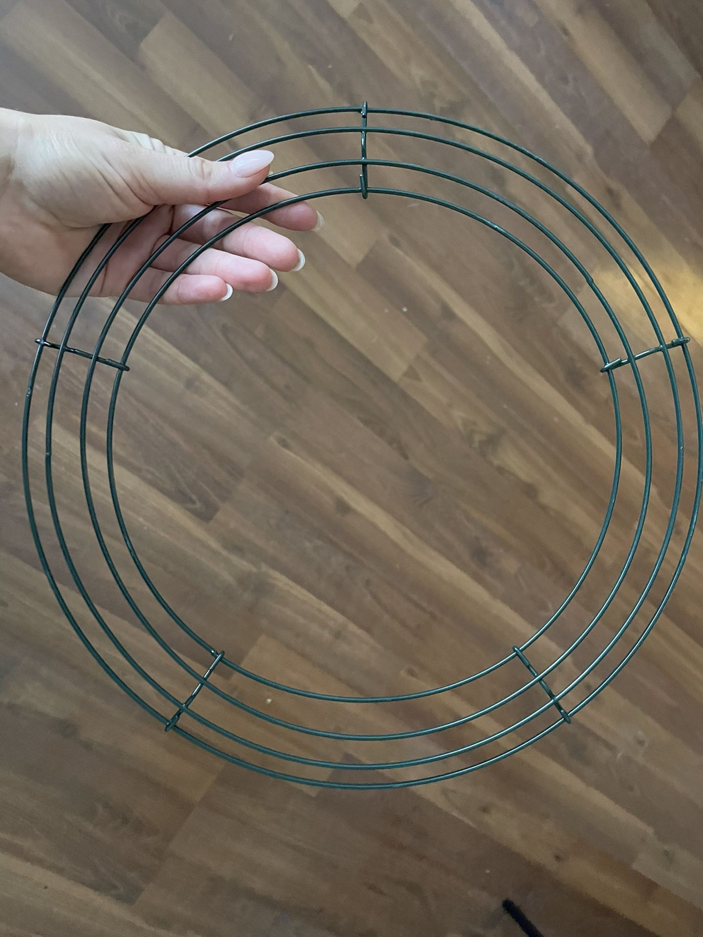 Craft wreath wire form