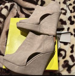 Vintage Charlotte Russe platform nude shoes