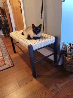 Entryway bench