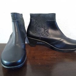 Naot Black Leather Booties 2" Heels Pull On Stretchy Ankle Boots Size 6 EU 36