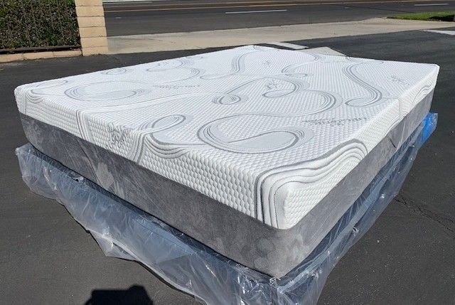 Queen Organic Hybrid Cool Gel Memory Foam Mattress!!