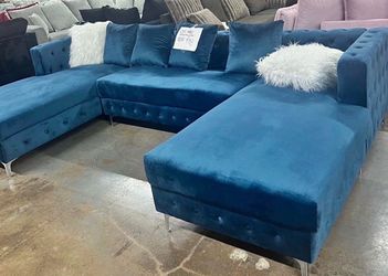 NEW XL SECTIONAL SOFA AND FREE DELIVERY