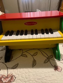 Melissa & Doug Children’s mini piano