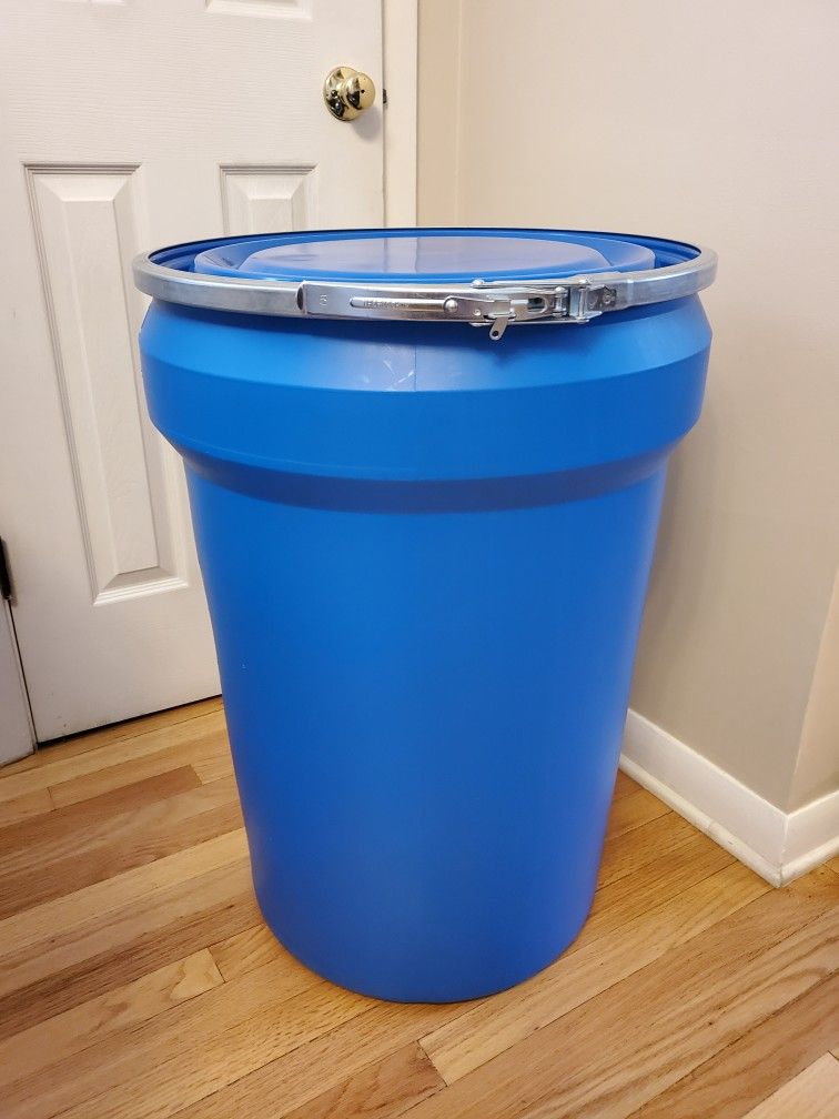 Barrels/Drums Removable Top 30Gallon/114L Like New, Clean. Food grade, good for wine, cabbage, Rain Water Collecting And More. Multiple available.