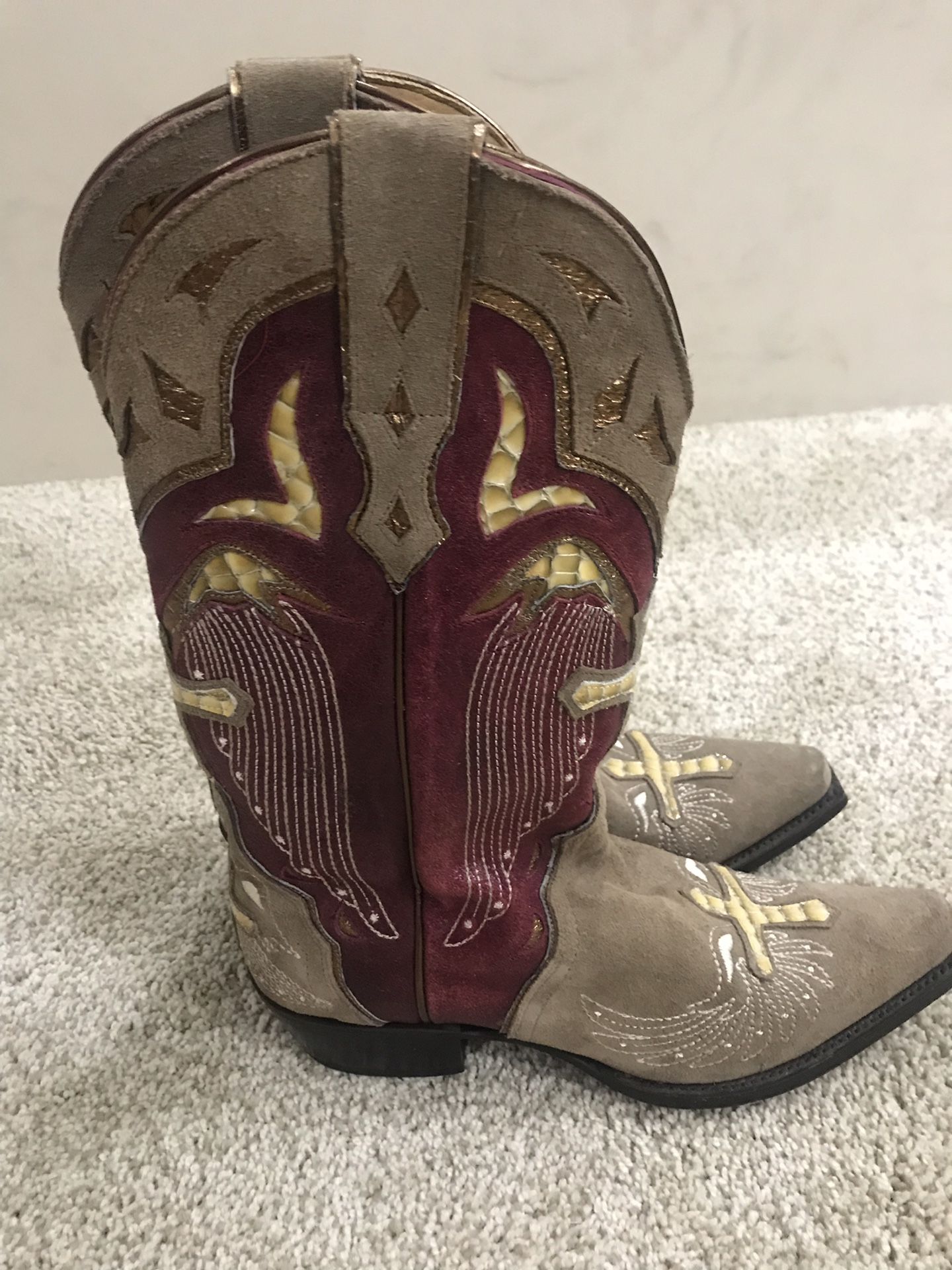 Cowboy boots. Women size 8. Only worn a few times