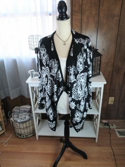Faded Glory Black and White Wrap
