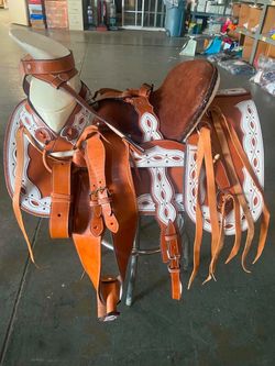 Montura charra de cuero con vistas