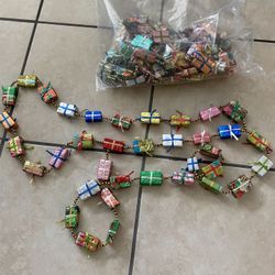 Christmas garland of presents