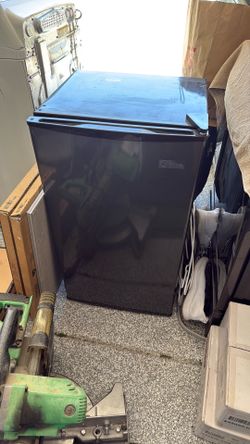 Midea - mini fridge