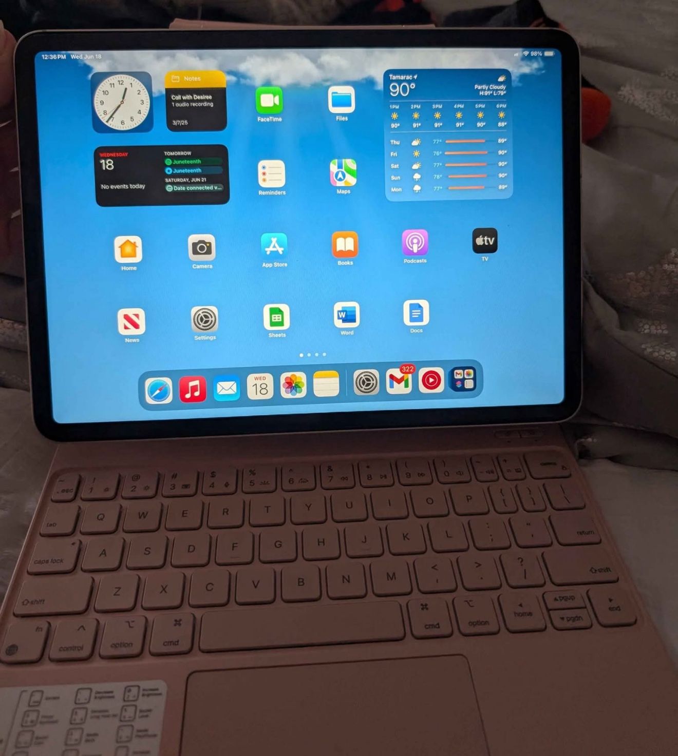 Apple iPad Pro 11-inch (4th Generation) + Keyboard