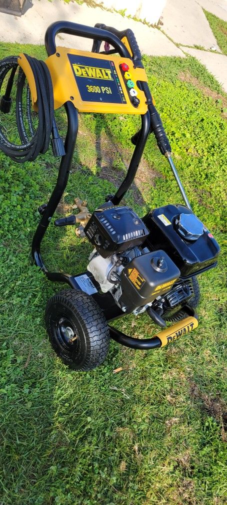 DEWALT
3600 PSI 2.5 GPM Gas Cold Water Professional Pressure Washer with HONDA GX200 OHV Commercial Series Engine