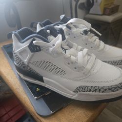 Jordan Spizike Low "Obsidian" sneakers in a white, obsidian, and pure platinum colorway. 