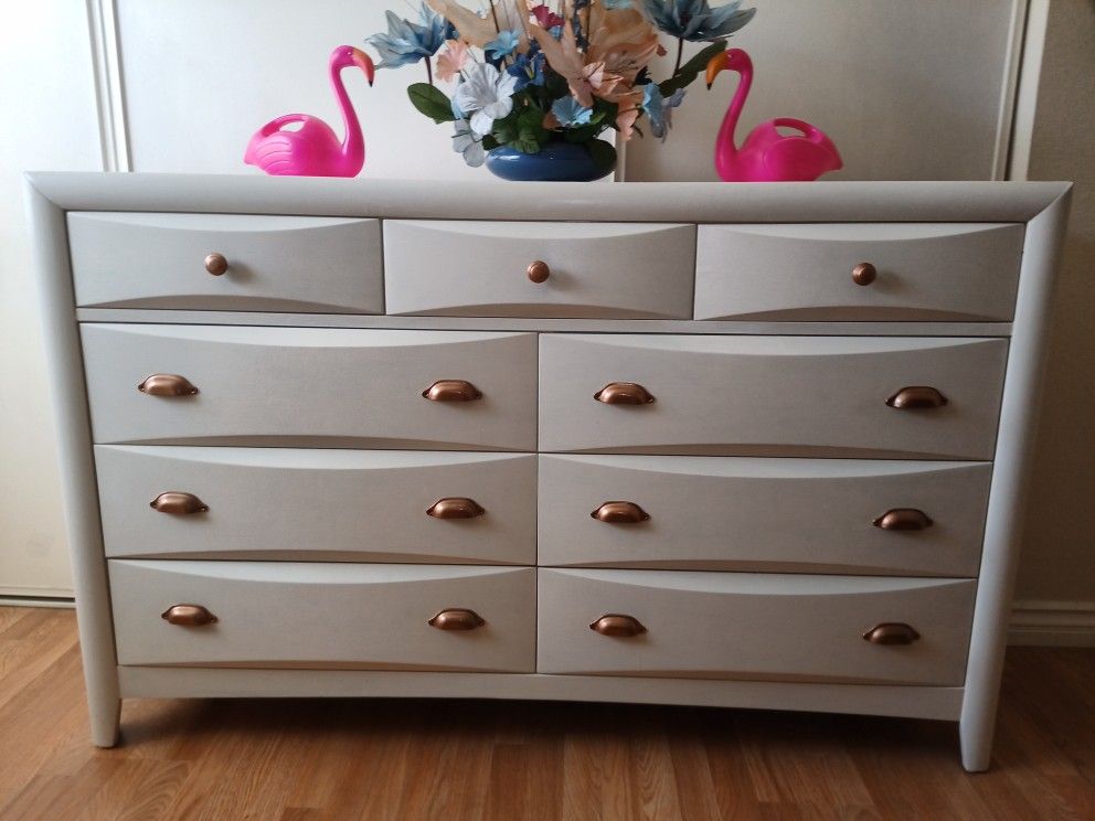 ELEGANT WOOD DRESSER
