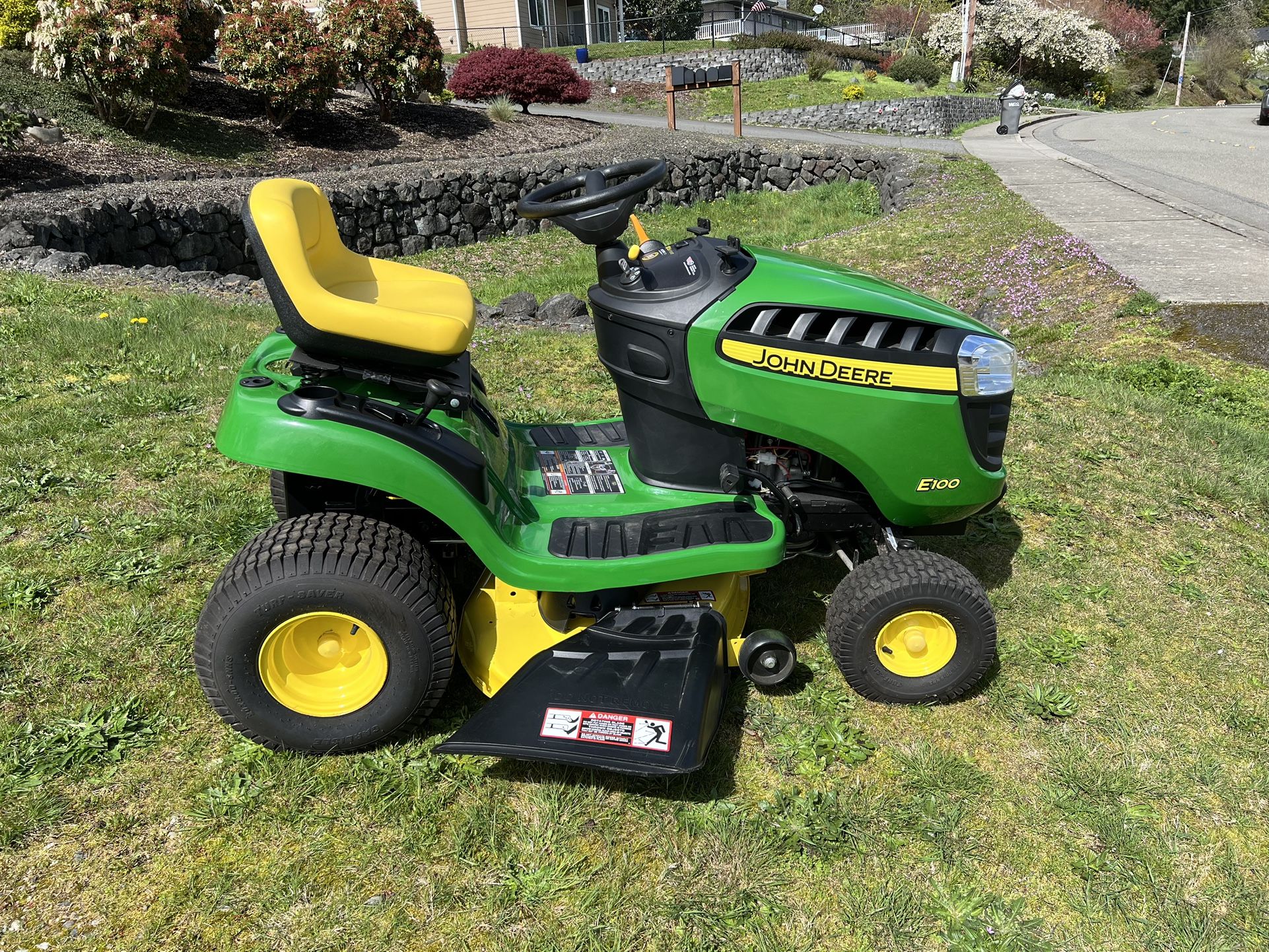 John Deere E100 Riding Mower