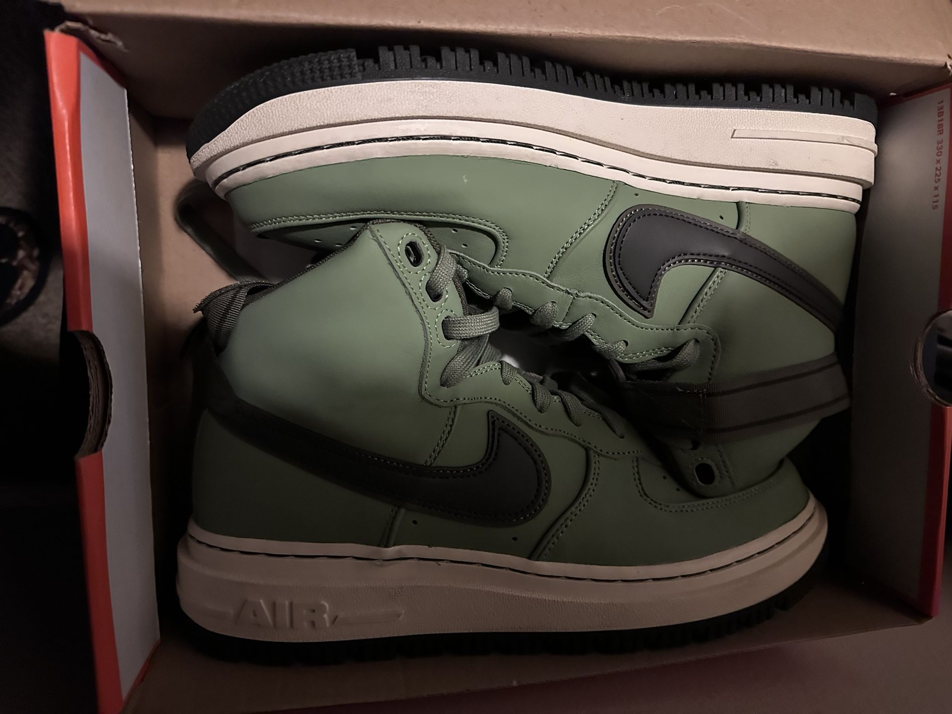 NWOT sz 9.5 Nike Air high cut