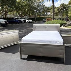 Beautiful Bedroom Set Queen Size Solid Wood Golden Color In Excellent Condition By Global Furniture