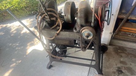 Electric pipe threader