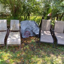 4 Lounge Chairs