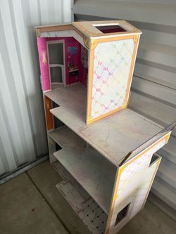 Doll house with accessories