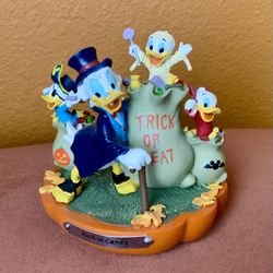 HALLOWEEN, DISNEY, UNCLE SCROOGE AND NEPHEWS STATUE, GREAT GIFT (SALE)