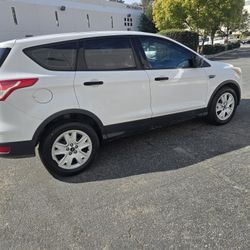 2014 ford escape s 2.5 4cyl 88k milles just smog cold ac clean title one owner reg current located in pomona 9o9236I97o runs good no problems ready fo
