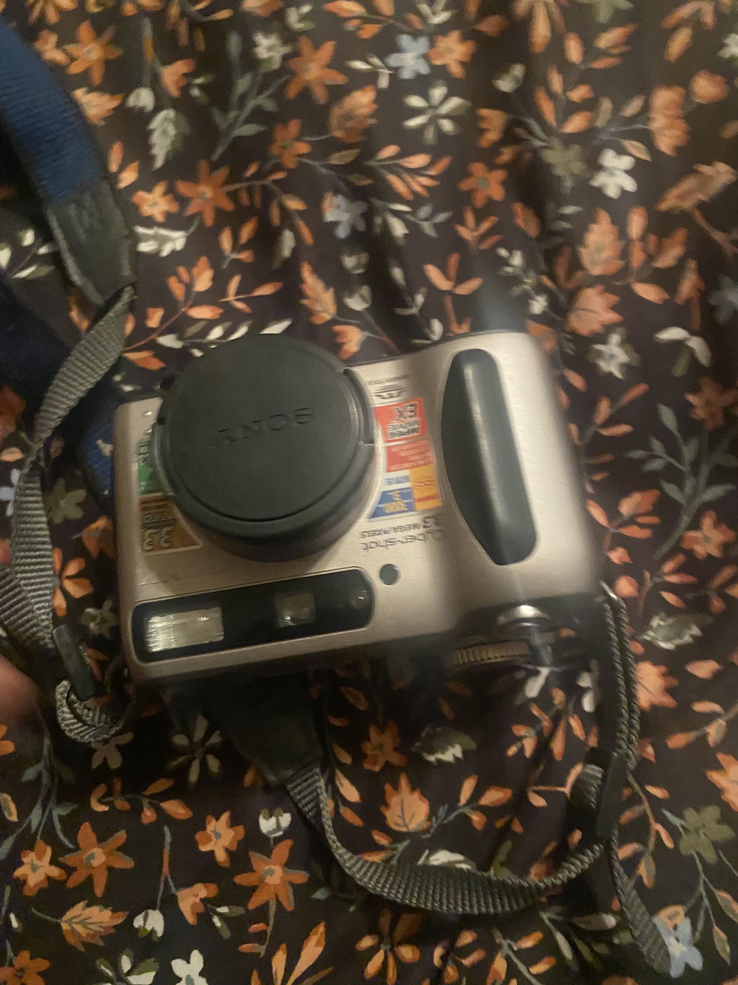 Sony Cyber shot DSC-S75 digital camera a 3.3 megapixel camera with a 3x optical zoom