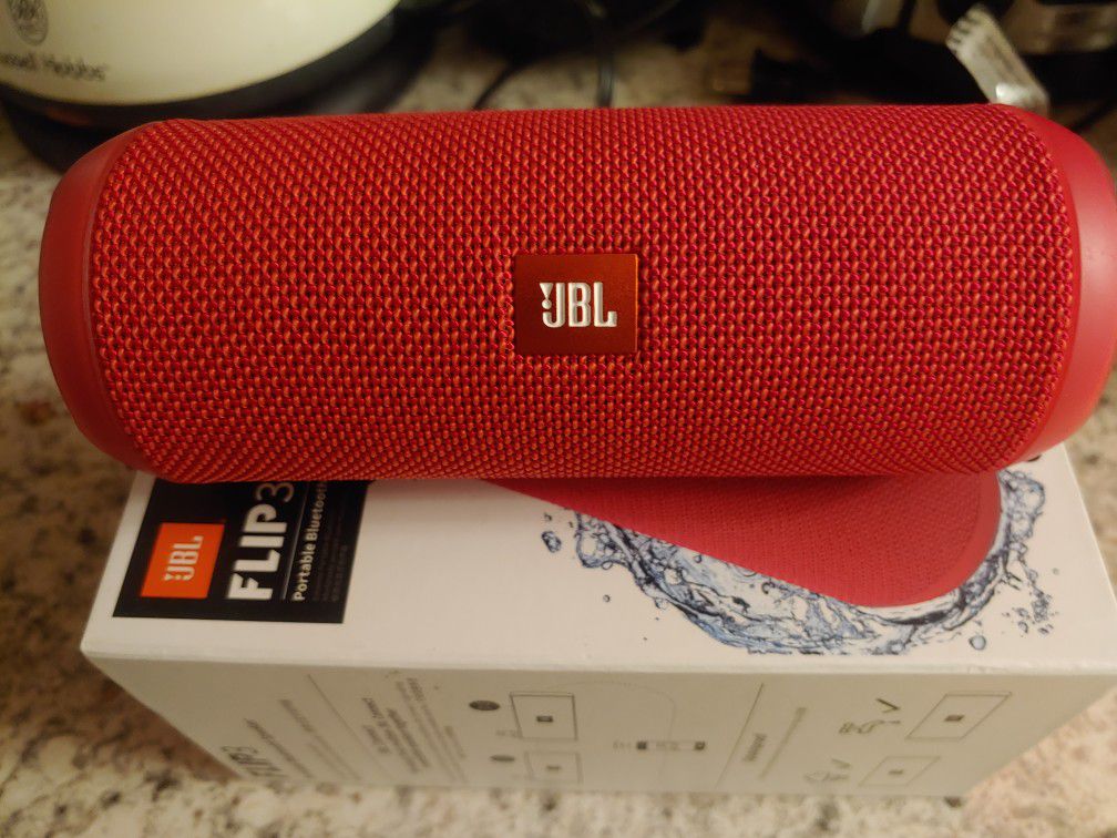 JBL Flip 3 Like New!!! Comes With Box