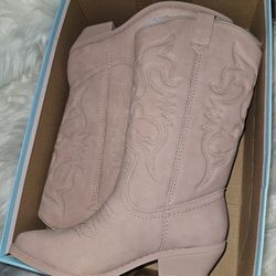 Women's boots size 8