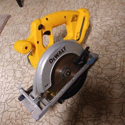 Dewalt Circular saw And Light (No Batterys)