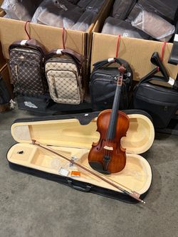 Beautiful 😻 wooden violin 🎻. 1/2
