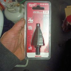 Jam- Free Step Drill Bit