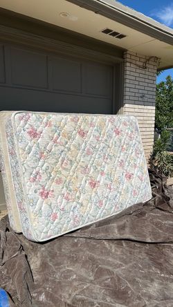 Super clean FULLsize bed. Excellent condition