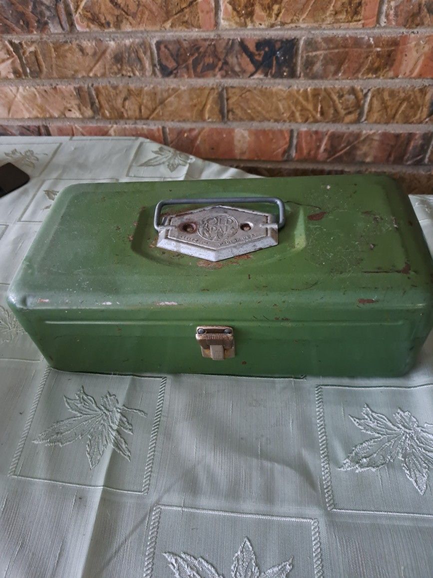 Vintage old pal tackle box green from the 60's made of metal