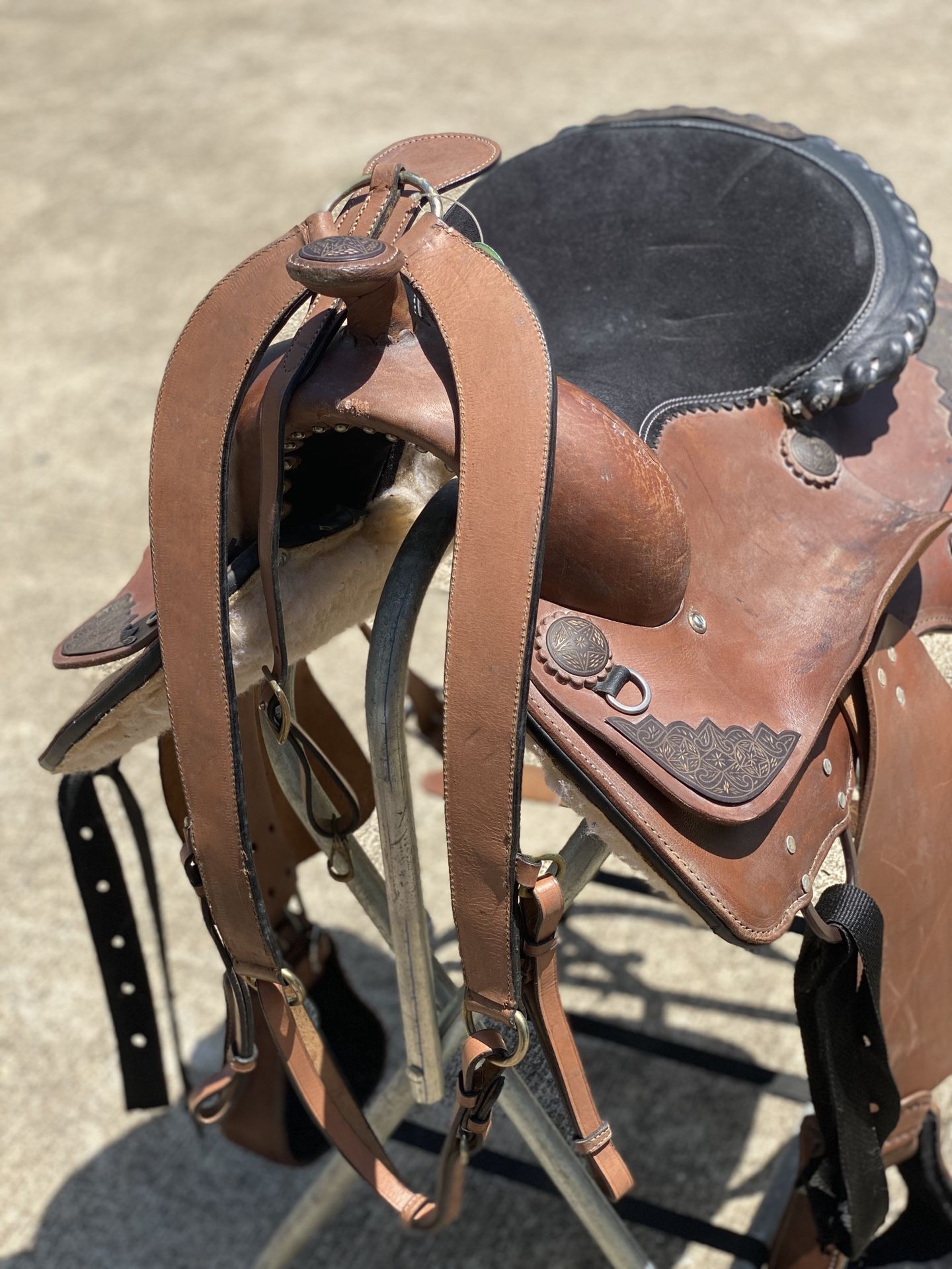 100% western saddle size 17.5” black suede seat