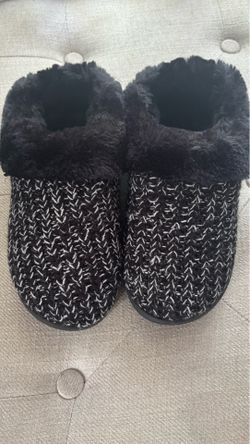 New Original Muk Luk’s Size S (5-6) Black & White Knit Fuzzy Cuff Slippers