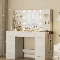 Makeup Vanity with Mirror and Drawers 