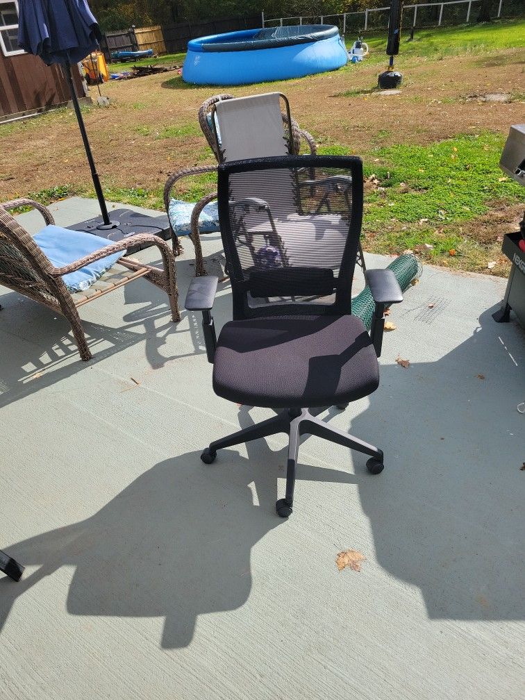 Office chair Good condition slight breakage
