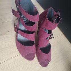 G By Guess Maroon Heels Size 7