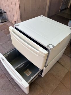 Washer and dryer pedestals
