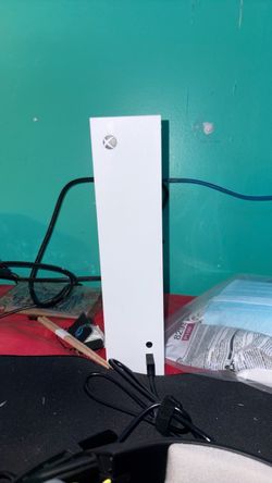 Xbox series s (2 controllers and headset)