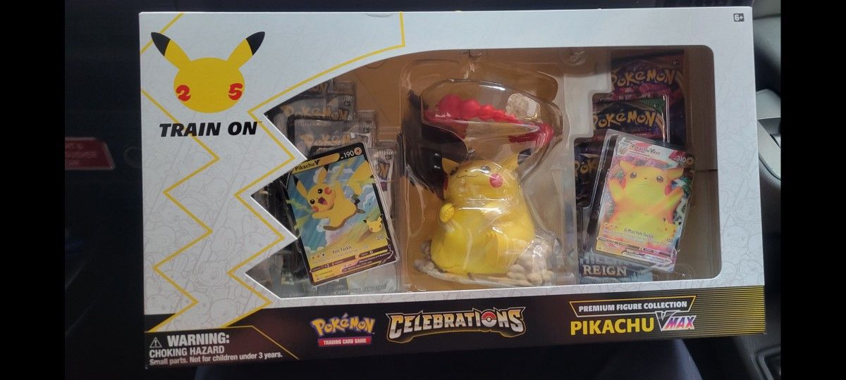 Pokemom Celebration Premium Figure Collection PIKACHU V MAX