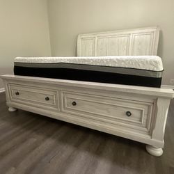 👑 King Bed, Brand New, Never Used, without mattress 