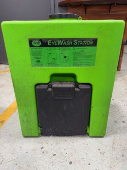 SAS Eye wash station with wall bracket